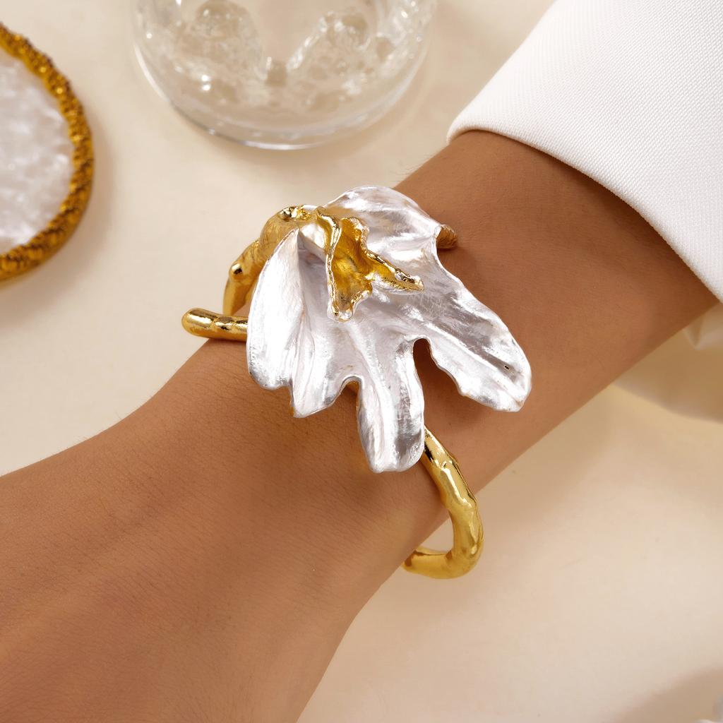 Modisches Weißes Metallblumen-Armreif für Damen Übertriebene Tulpe Goldfarbenes Metall Offener Armreif Mädchen Party Schmuck Zubehör