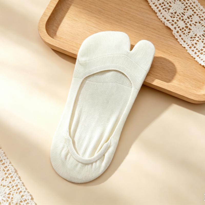 Women's Ice Silk Two-Toe Invisible Socks: Non-Slip, Breathable, Sweat-Absorbing, Summer Low-Cut, Toe-Separating Short Socks.
