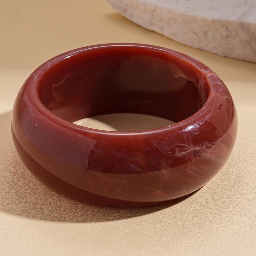 Unique Retro Resin Bracelet: Personalized Fashion Jewelry for Women