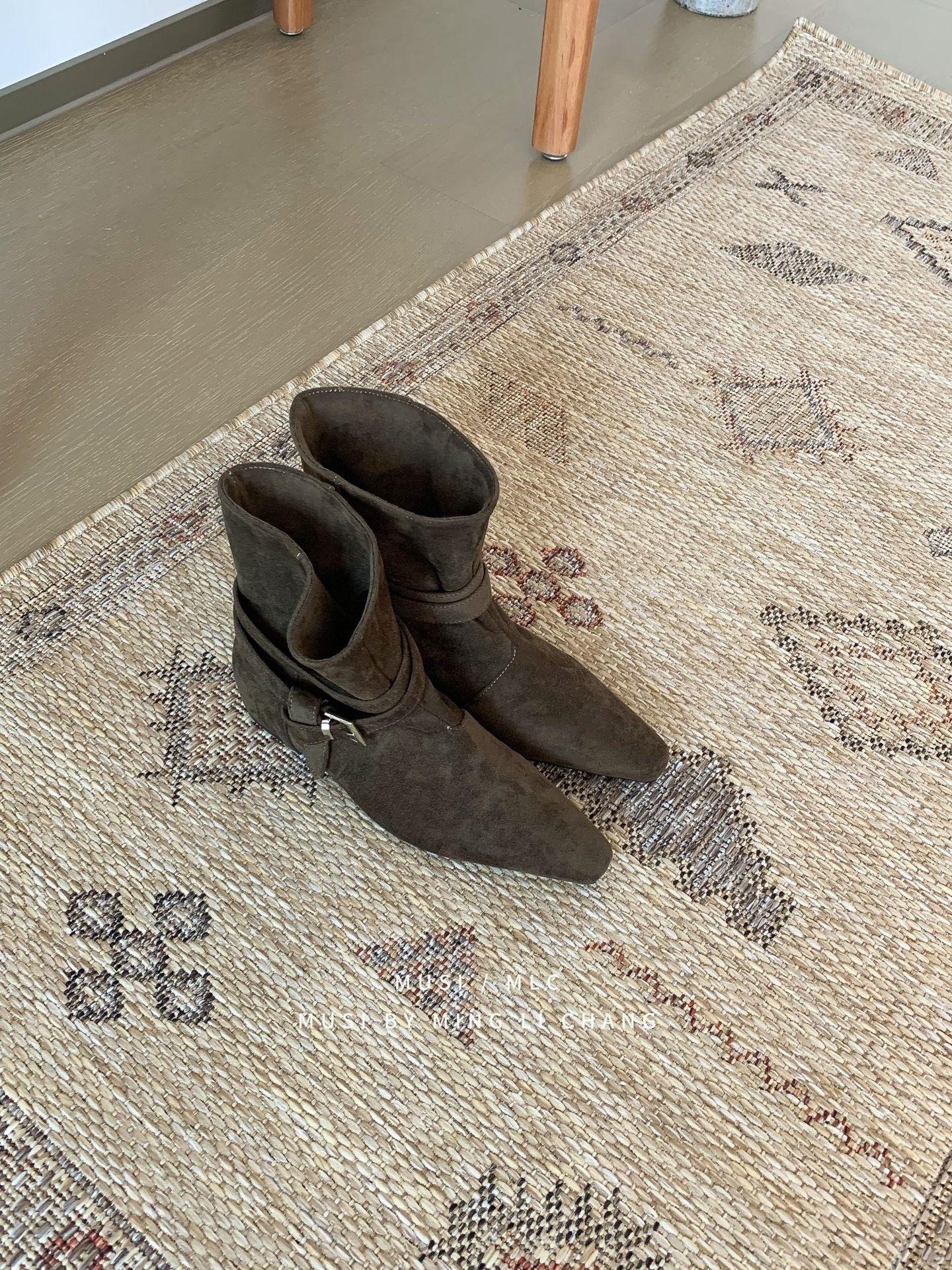 

2025 Fall/Winter Maillard Brown Boots Pointed Suede Belt Buckle Sleeve Thick Heel Pleated Martin Boots Women 39 зелёный