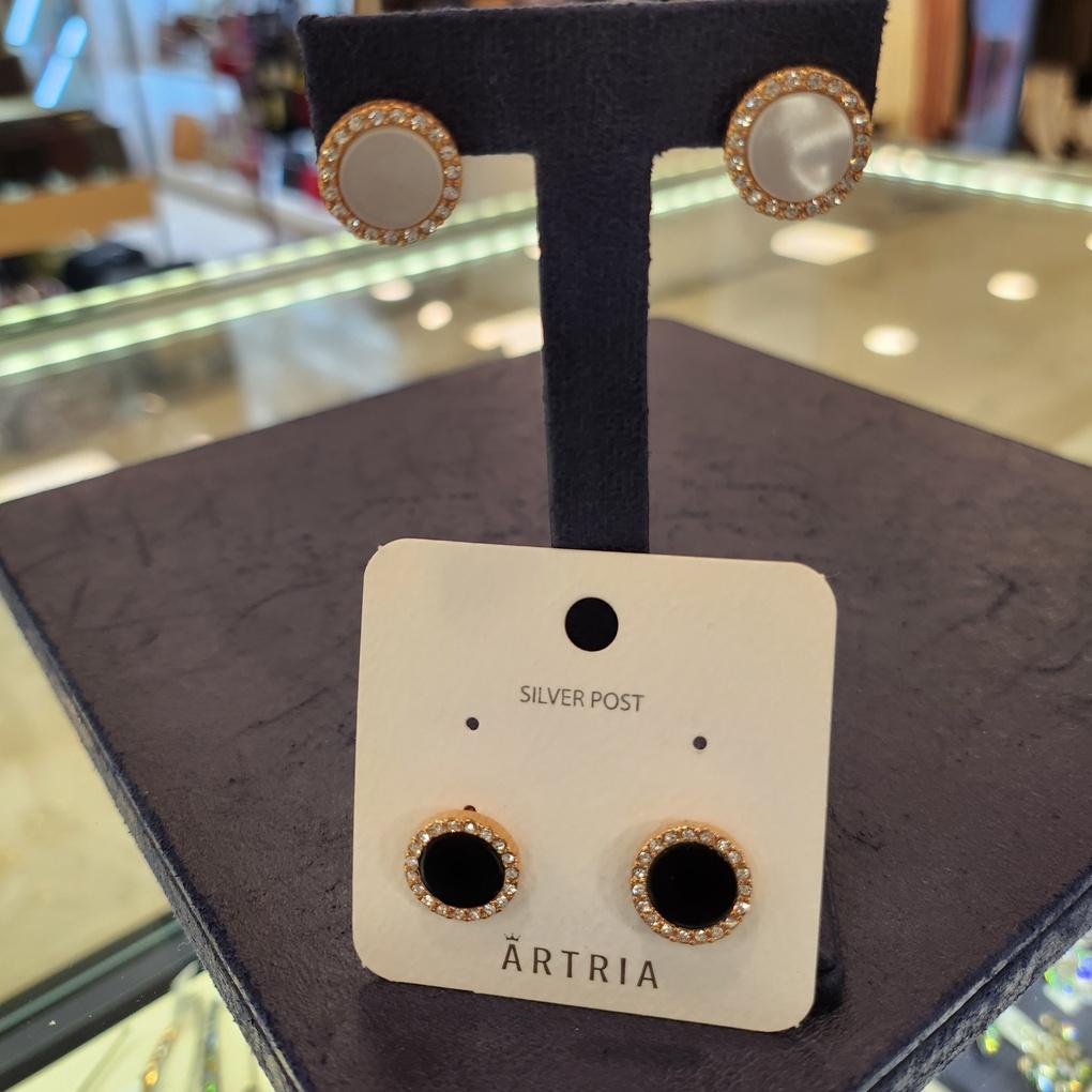 ARTRIA One Cubic E Mother-of-Pearl Onyx Silver Needle Earrings SEYEBPS0001ONF