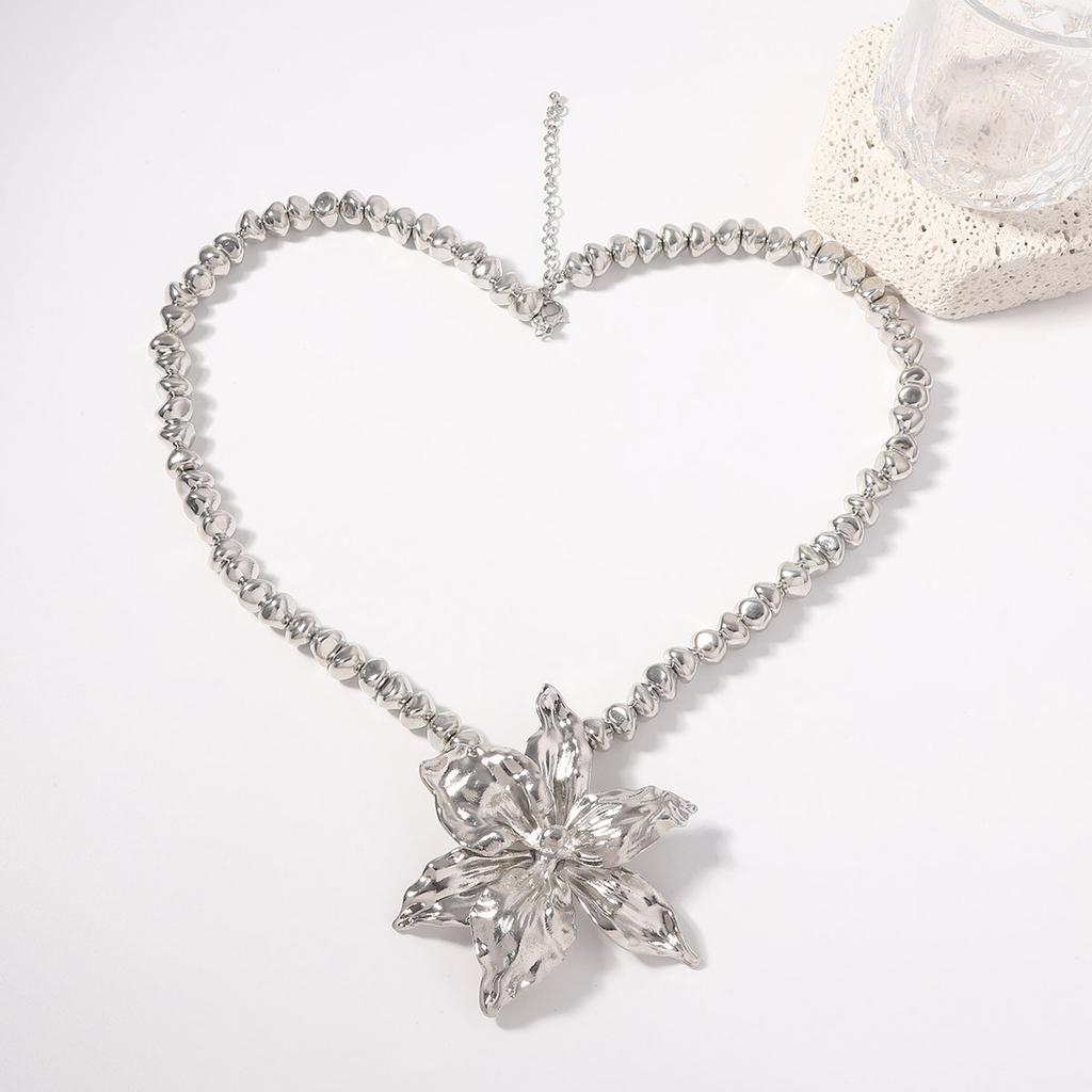 New Design Sense, Wind Flower Shape Alloy Necklace Fashion Niche Design Metal Sense Women's Necklace