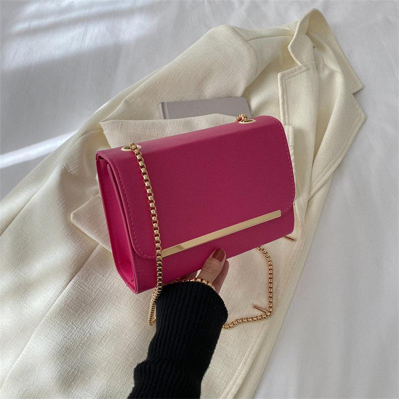 

Сумка з нішевим дизайном жіноча сумка на ланцюжку для відпочинку маленька квадратна сумка нова літня сумка 2024 р. модна і проста сумка через плече троянди рожеві кольору