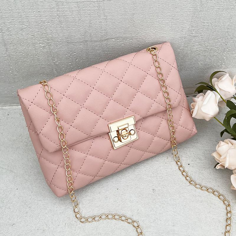 Bestickte Umhängetasche mit quadratischer Schnalle