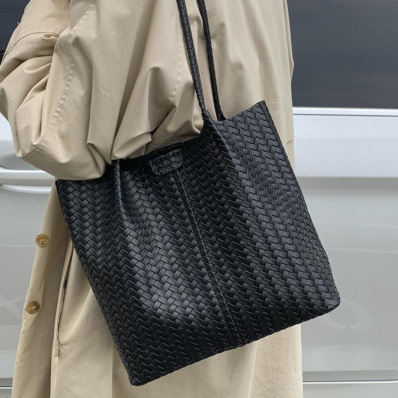 High-value autumn fashion woven bag women's new retro tote bag large-capacity shoulder commuter bag