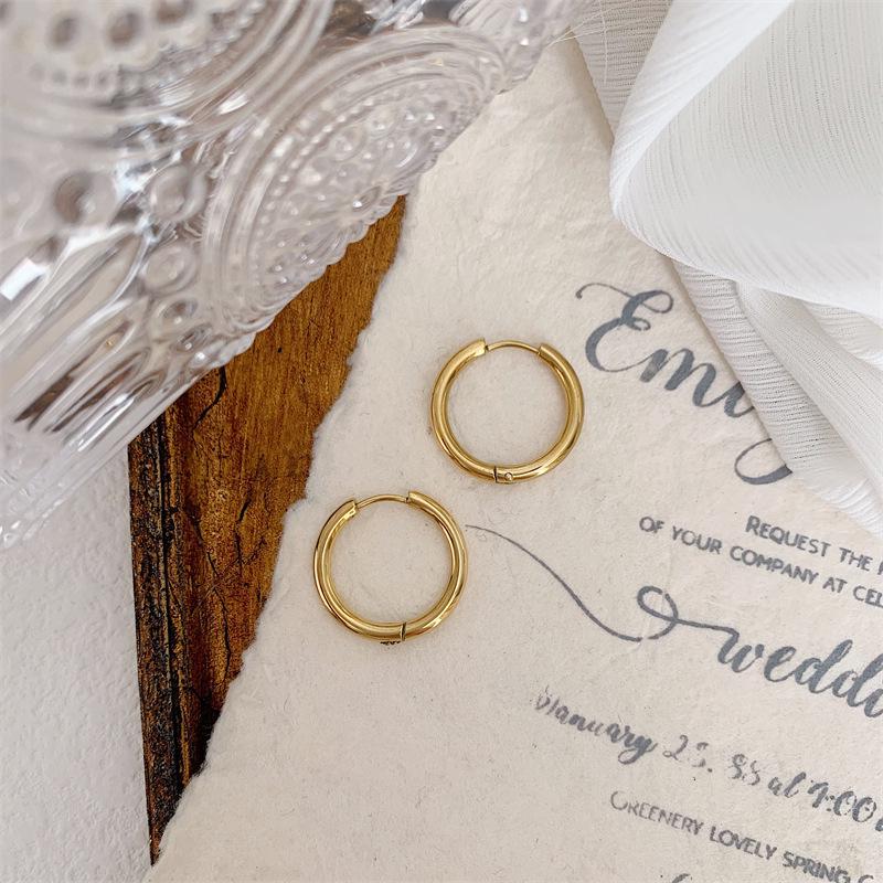 Элегантные титановые серьги-кольца с покрытием из 18-каратного золота серебряный