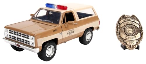 

Kyosho Jada Toys Серия Hollywood Rides Масштаб 1/24 1980 Chevy Blazer (с Хоппером из Очень странных дел) со Значком Полиции, Готовая Модель, JADA31111