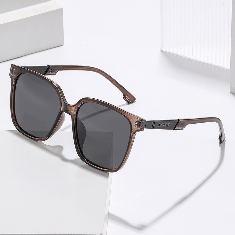 

Stylish Square-Frame Sunglasses UV400 Classic Driving Shades Unisex Outdoor Travel and Fishing UV-Protective Eyeglasses