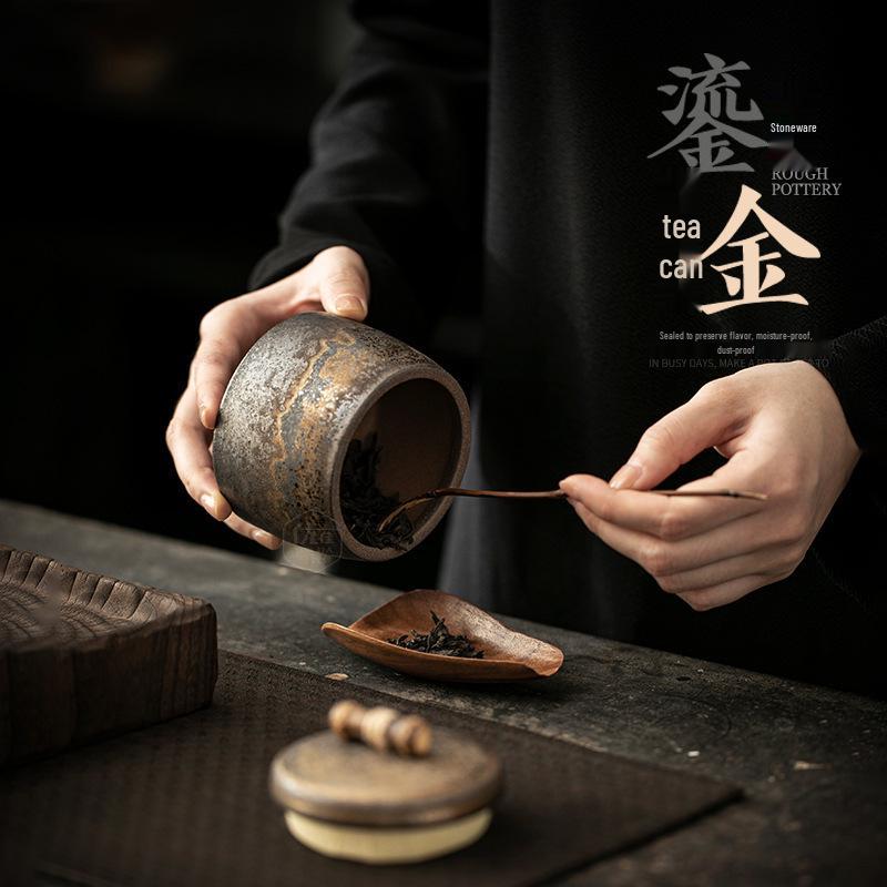 Gilded Ceramic Tea Storage Jar for Pu'er and White Tea - Small Retro Chinese Design