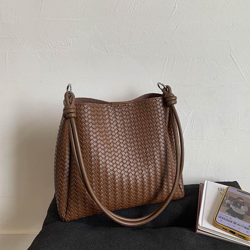 Retro woven bag women's large-capacity new autumn and winter versatile single shoulder mother and child bag popular bucket bag