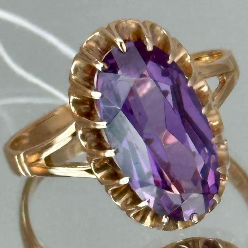 Eleganter Damenring mit lila Zirkonia-Einlage Trendige Goldfarbe Geometrisch Tägliches Tragen Party Schmuck Jubiläumsgeschenk