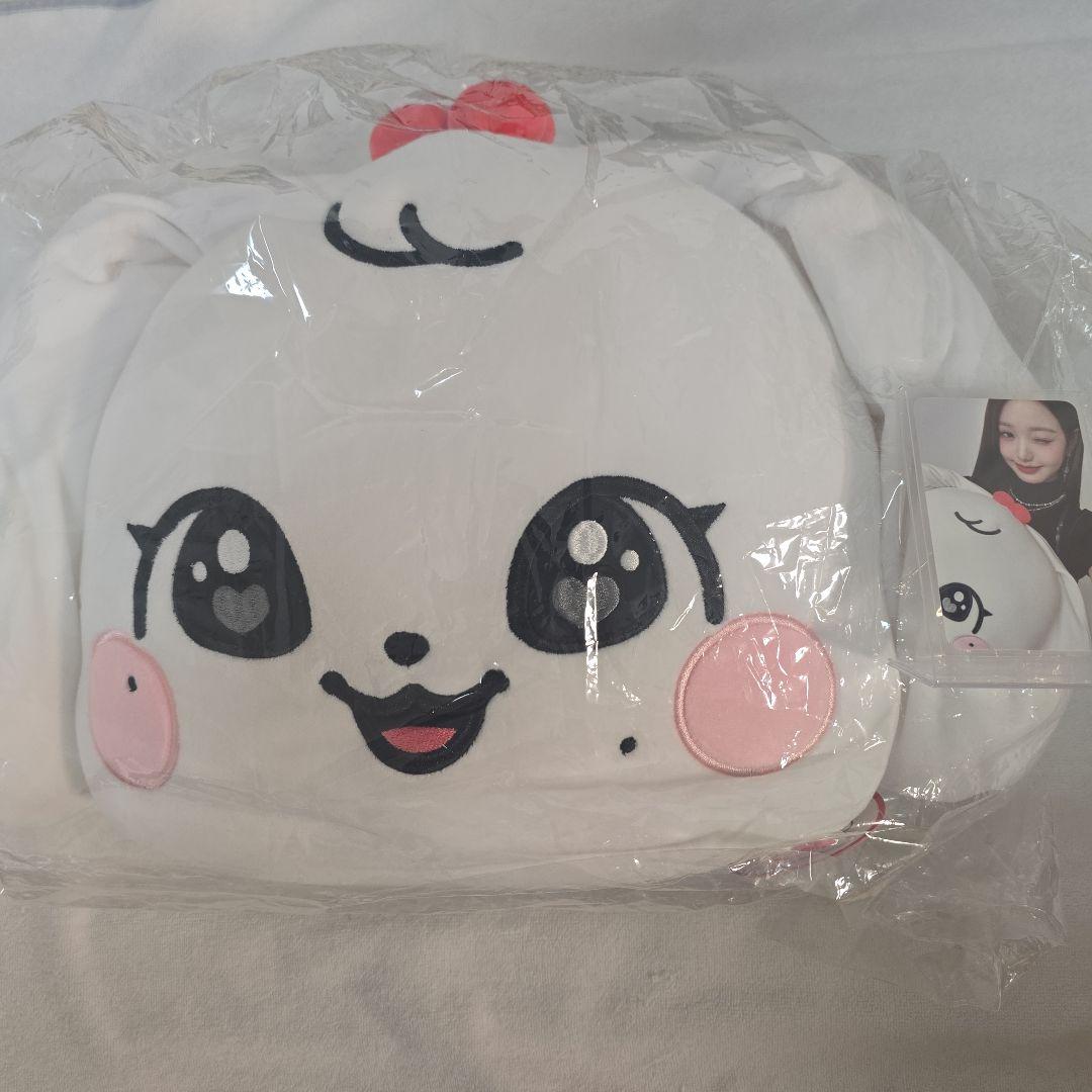 

[USED] Minive cherry face cushion with Ive Wonyoung trading card