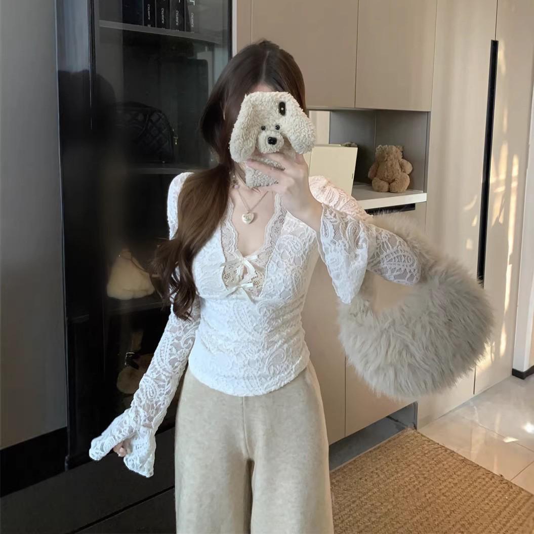 

Chic V-neck Lace Long Sleeve Women s Top, Winter Slim Fit with Waist-Cinching Design M брудно-білий
