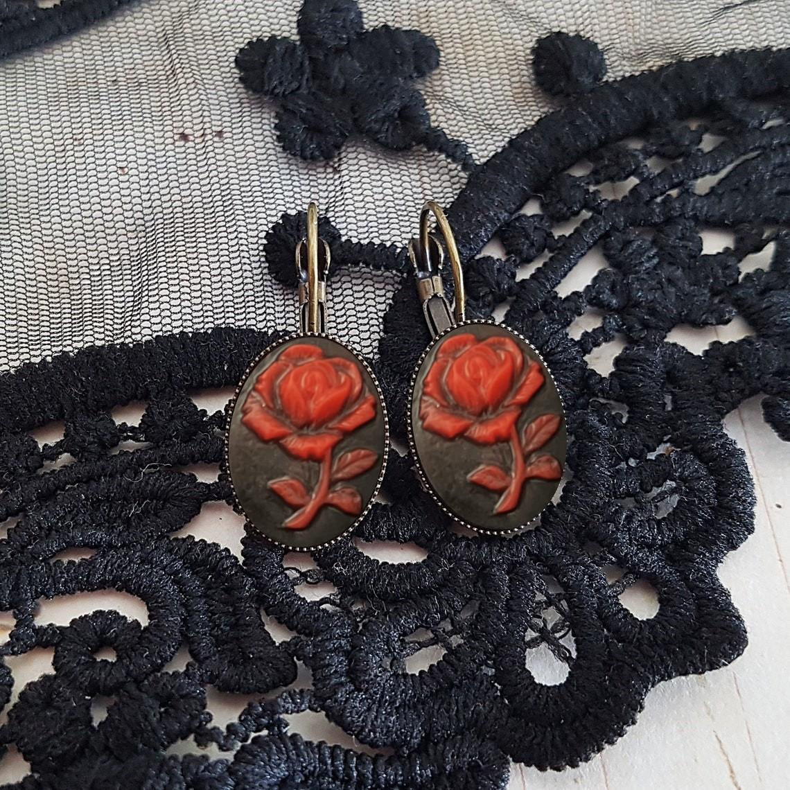 

Gothic Personality Skeleton Queen Crow Cat Rose Flower Oval Embossed Pattern Pendant Dangle Earrings for Women Hallowmas Jewelry