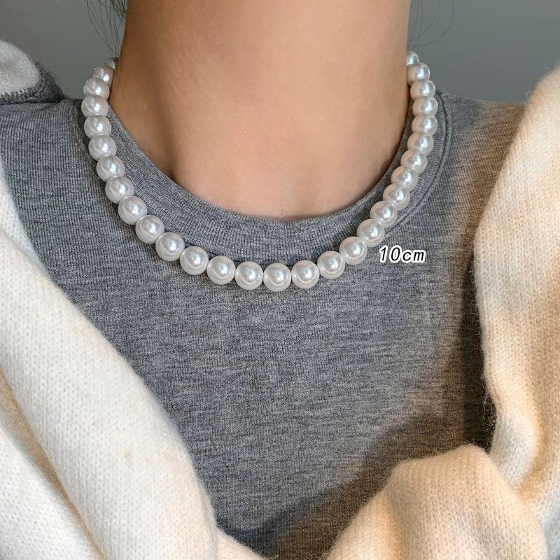 Colier elegant cu perle magnetice albe pentru femei – accesoriu versatil și luxos pentru claviculă