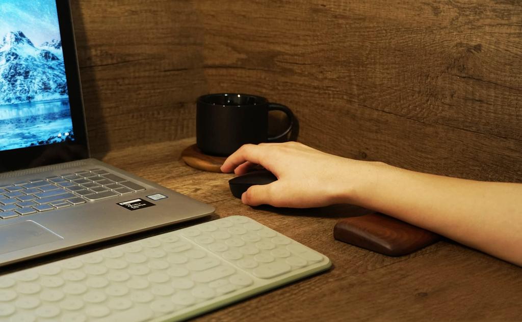 CrweanWcee Wrist Rest Mouse Palm Rest Wood Small Wrist Rest for Mouse Reduces Fatigue Compact with Stylish Anti-Slip (Walnut)