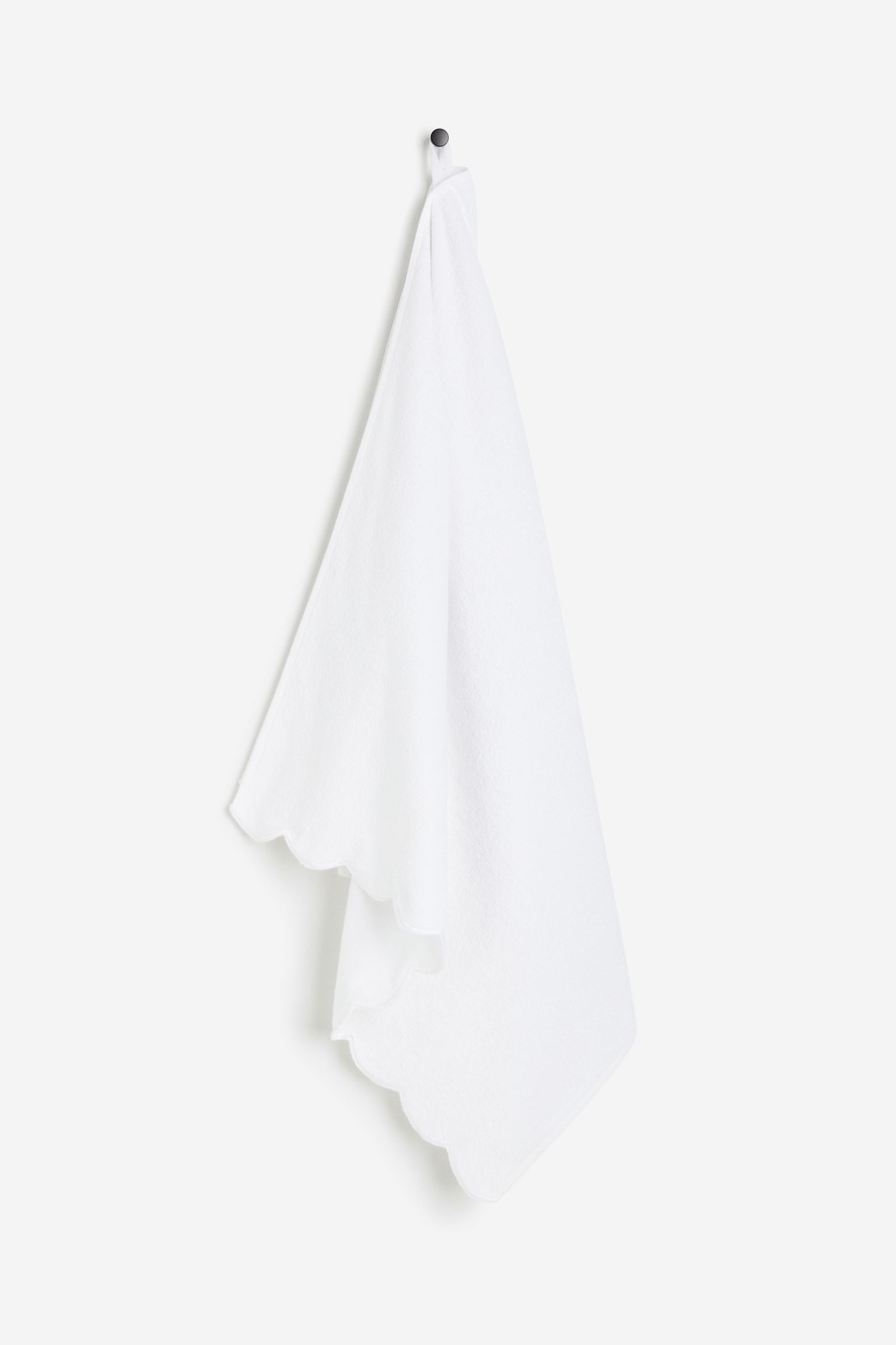 

Scalloped-edge bath towel