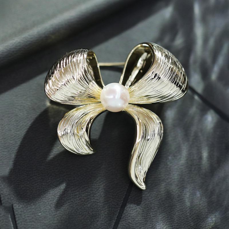 Broszka kokarda, Kobiecy urok, Broszka perłowa, Lekki luksus, Zmysł designu, Broszka do garnituru