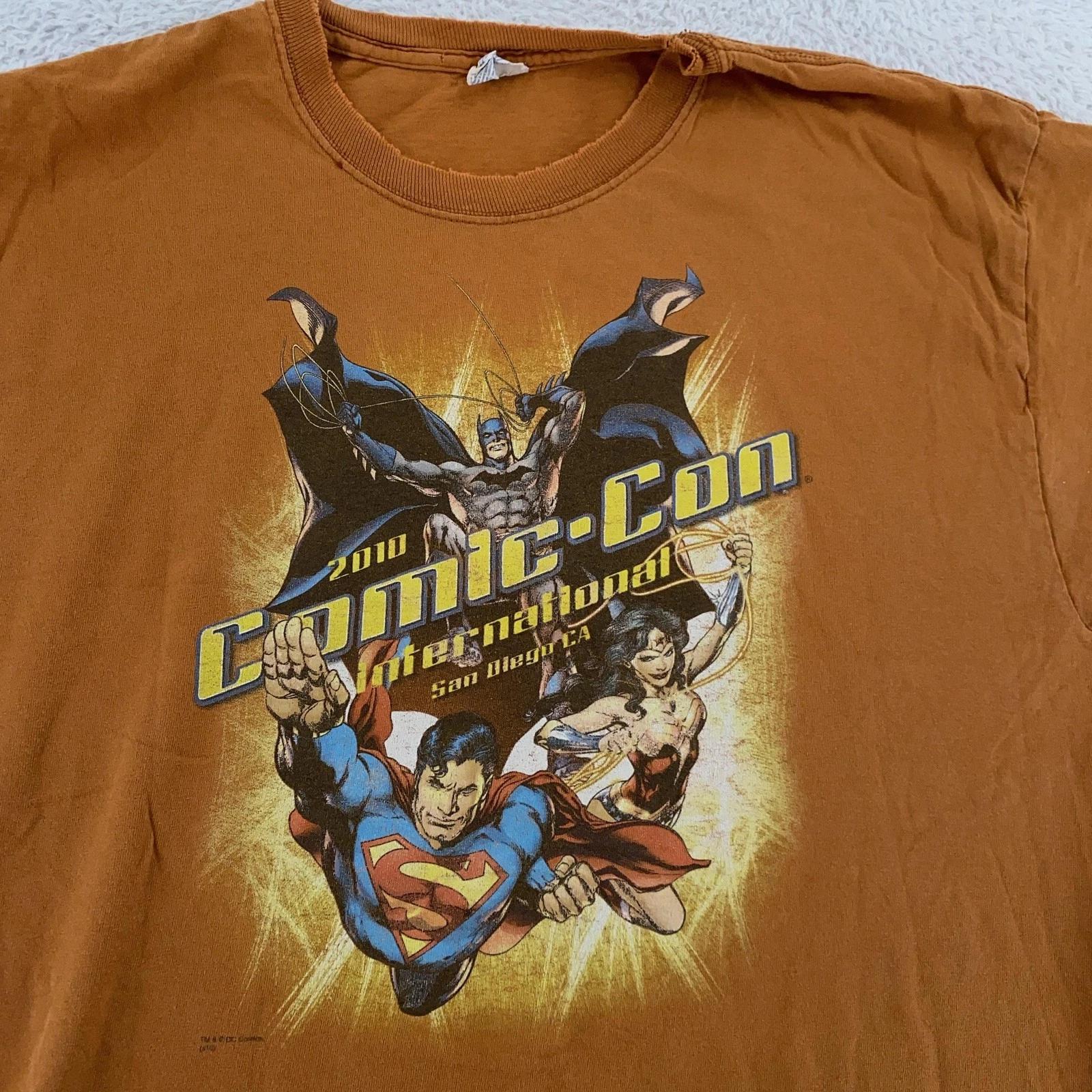 Distressed 2010 Comic Con Shirt Mens Large San Diego Superman Batman DC Comics M