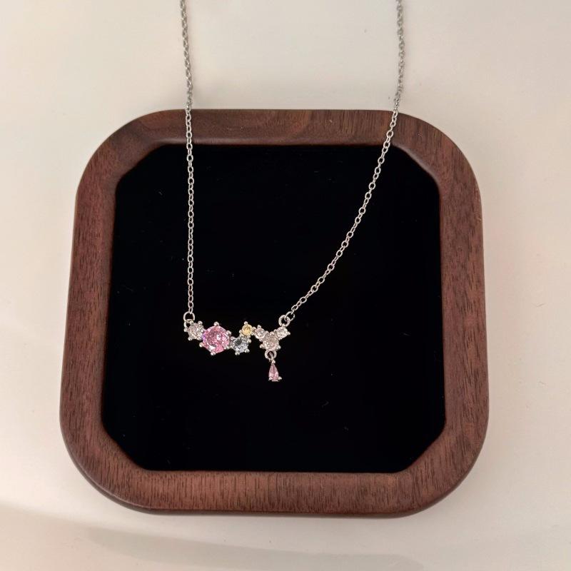 Sweet Butterfly Niche Design Colored Diamond Collarbone Chain Exquisite High-End Elegant Women'S Fashion Light Luxury Neck Chain Shining Necklace