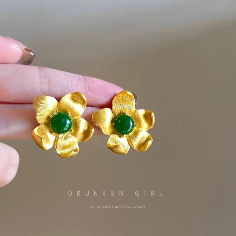 Earrings - High-end, Elegant, Metallic, Cool, Flower-shaped, Luxurious Ear Accessories, with A Retro Style. Retro-style Earrings.