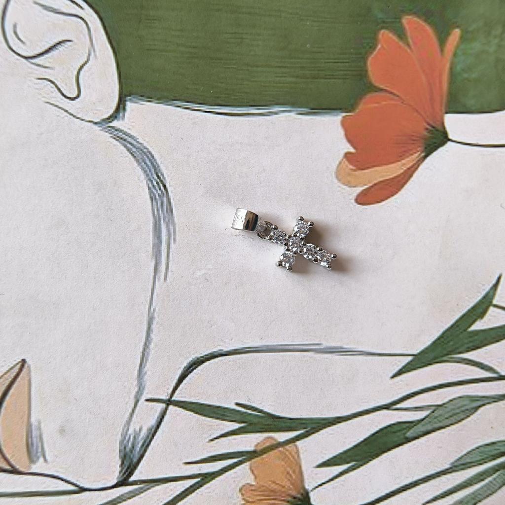 Серебряный крестик с фианитами (2192978)