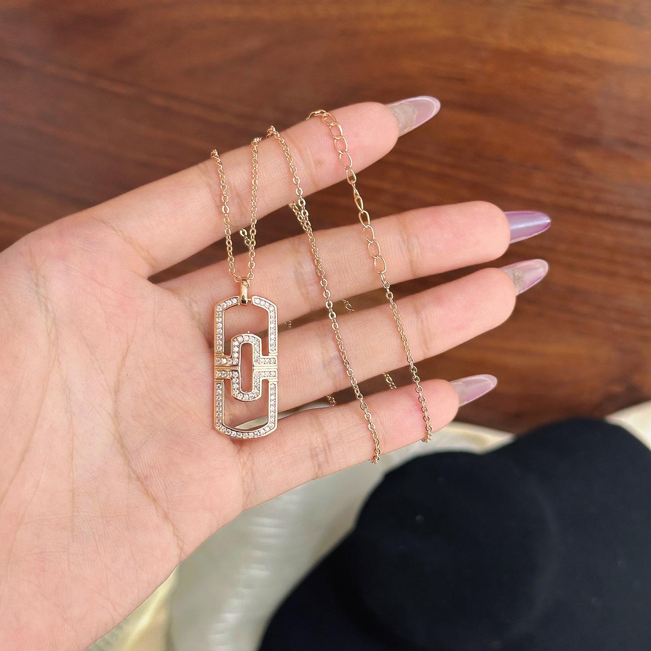 Полностью бриллиантовая подвеска-скрепка Seiko на простой цепочке-ключице