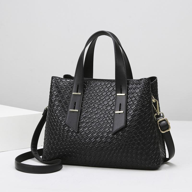 

Сумка 2025 новая сумка с плетеным узором простая сумка-тоут большой вместимости универсальная женская сумка для поездок на работу чёрный