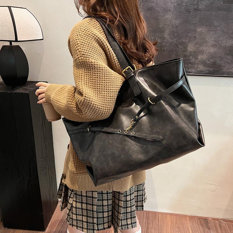 

Студенческий классный рюкзак женский 2025 новый ретро однотонный дорожный тоут большой вместимости трендовая сумка на плечо 51*18*30 чёрный