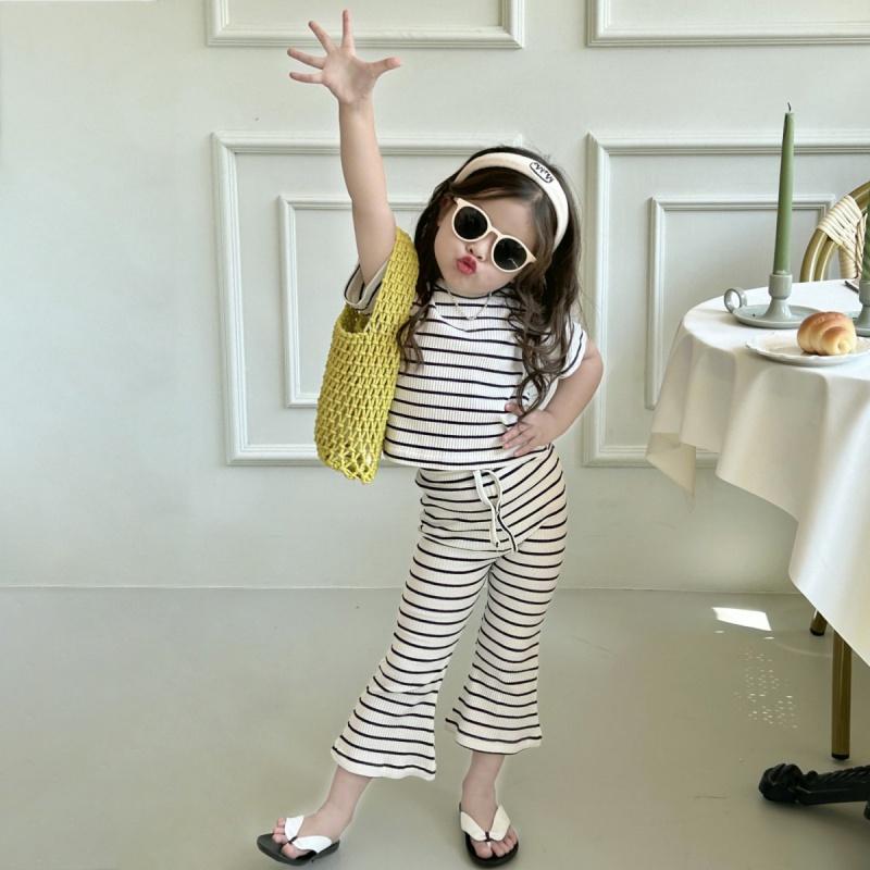 Полосатая футболка с короткими рукавами для девочек и слегка расклешенные брюки. Летняя — фото 4