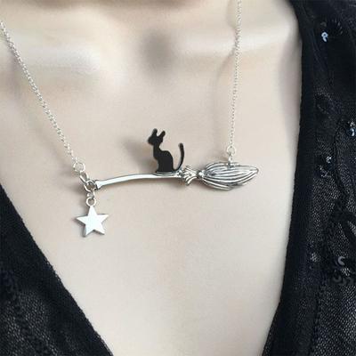 Lustige Halskette mit Anhänger „Schwarze Katze und Besen“ als Halloween-Schmuckaccessoire für Frauen, die Eleganz und Ausgefallenheit zu schätzen wissen