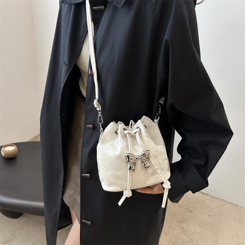 Large Capacity Stylish Shoulder Bag For Women Winter New Design Casual Bucket Bag In Black Silver Khaki Rose Pink Light Pink Blue Green White Colors