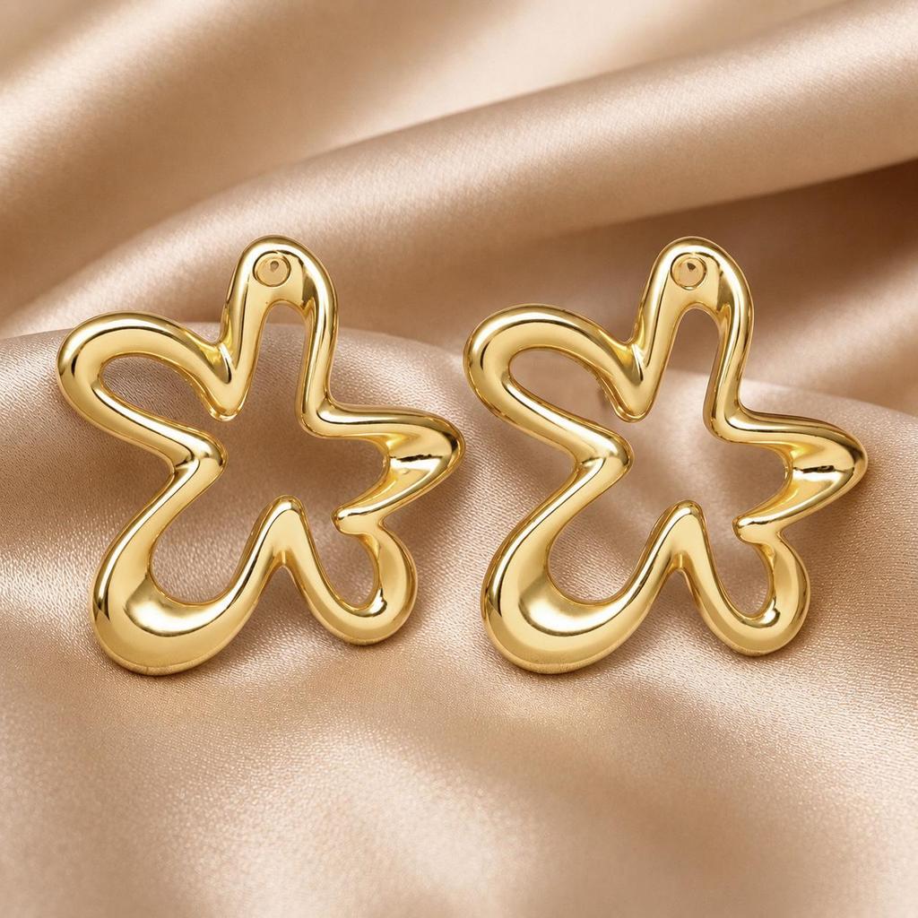 Elegant Gold Flower Stud Earrings - Retro Niche Design for a Luxurious Feel
