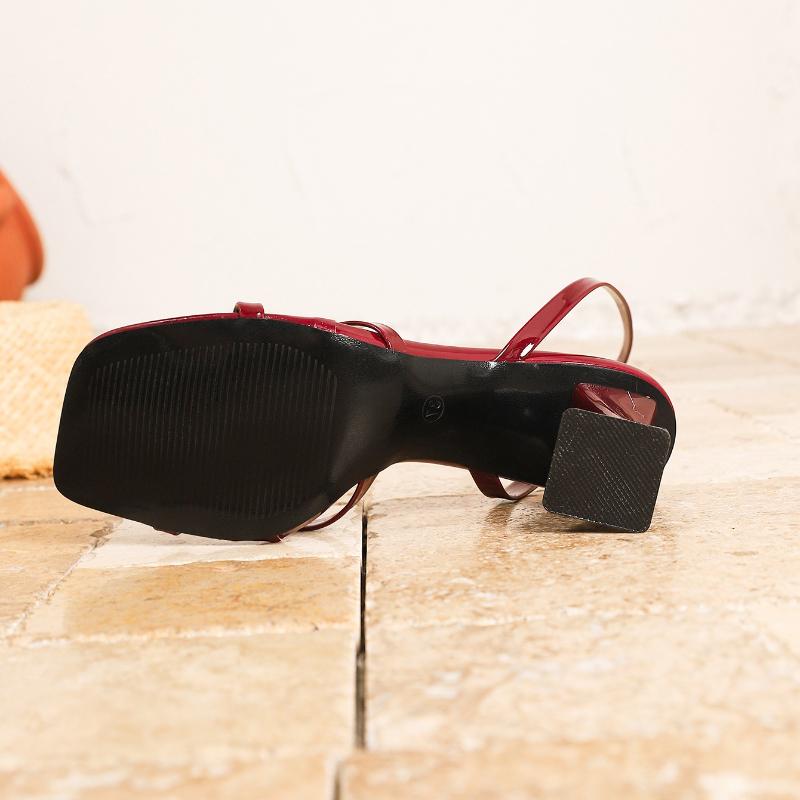 Mode Farbe gekreuzte Sandale Damen Hochwertiges Lackleder Offene Zehen Schnalle Pantolette Sommer Sexy Übergröße Designer Damenschuh