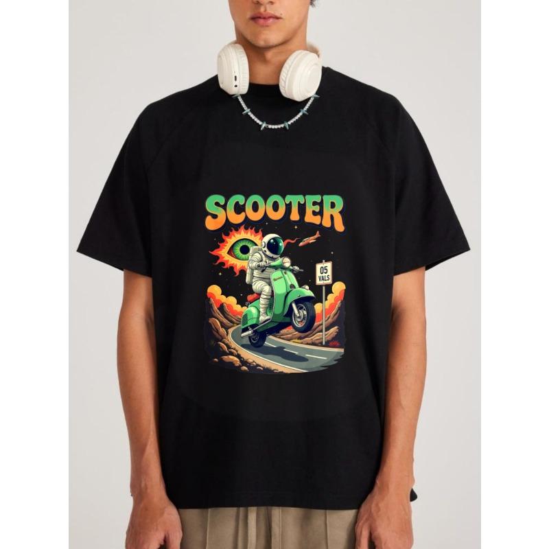 Skútr Tričko Bílé Astronaut Jedoucí na Zeleném Skútru s Grafikou Oka Slunce a Dopravní Značky pro Běžné Nošení