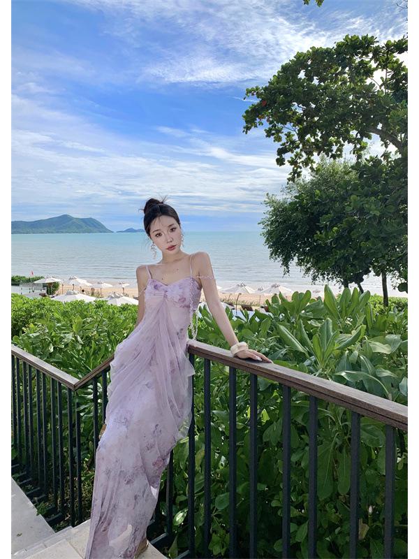 Elegantes französisches lila Mesh-Camisole-Kleid - Märchenhaftes Sommerdesign für Strandurlaube