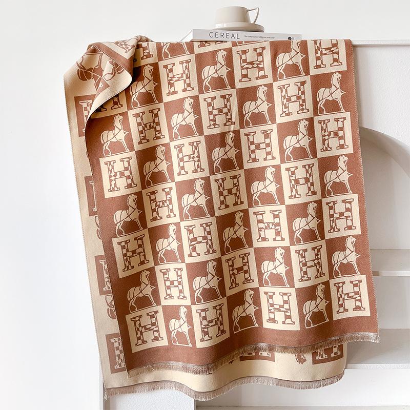 Geometriska bokstäver är kontrasterande färger, dubbelsidig imitationskashmirscarf, vinter exklusiv varm sjal