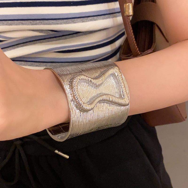 High-End Retro Hourglass Bangle: Luxury Texture Women's Statement Jewelry
