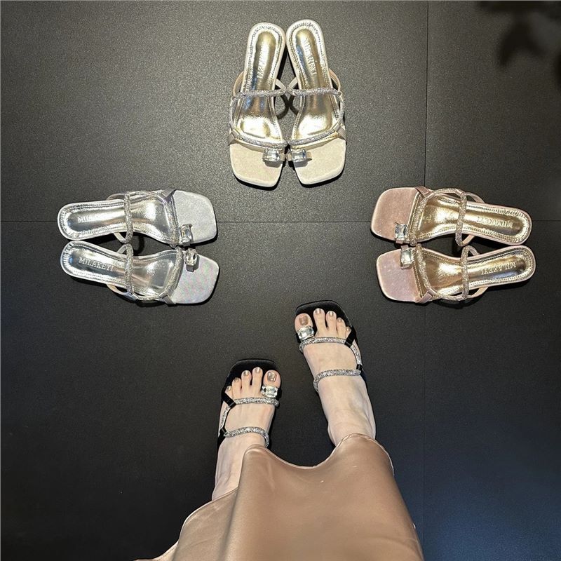 In the Summer of 2025, the New Gemstone Rhinestone Belt Cover Toe Middle Heel Sandals Are Popular Among Internet Celebrities, Fashionable and Versatil