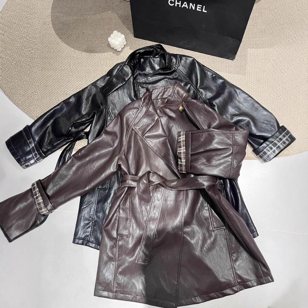 Minimalistischer karierter Ledertrenchcoat für Damen