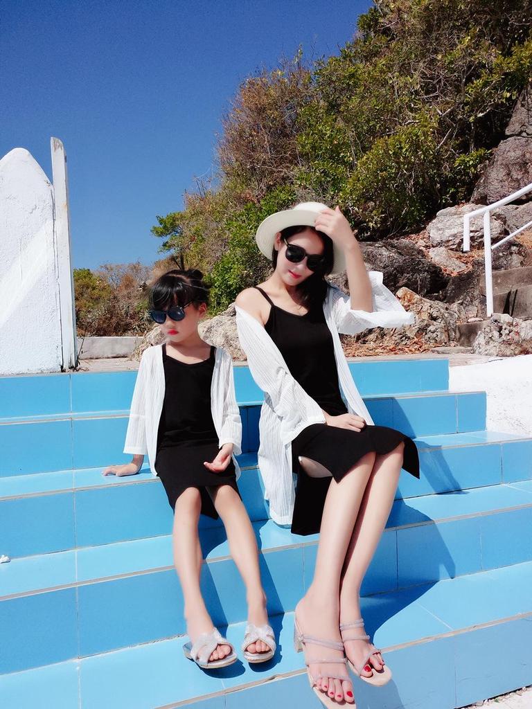 Summer 2023 Mother-Daughter Seaside Shawl: Fresh, Loose-Fit Outfit for Vacation