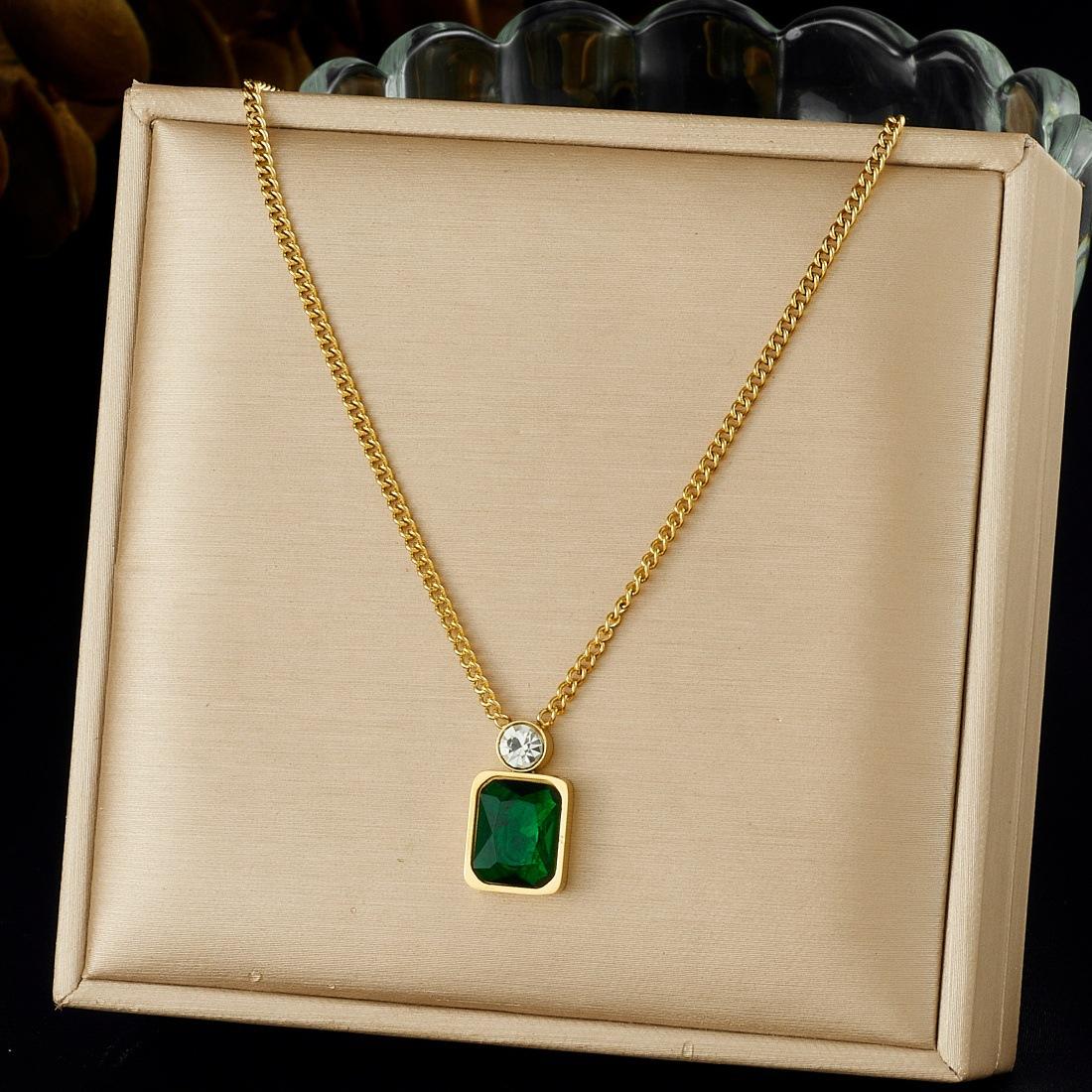 

Luxury Temperament Geometric Square Shape Gold Trimming Green Gemstone Zircon Pendant Necklace for Women Stainless Steel Jewelry золотий