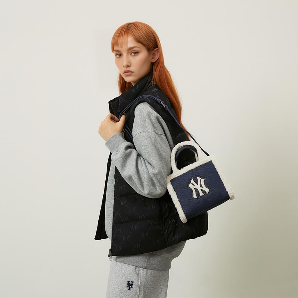 MLB 24FW New York Yankees Texture NY Logo Autumn Winter ORS07 Lamb Fleece Tote Crossbody Shoulder Bag Shopping Bag Handbag 3AORS0746-50NYD