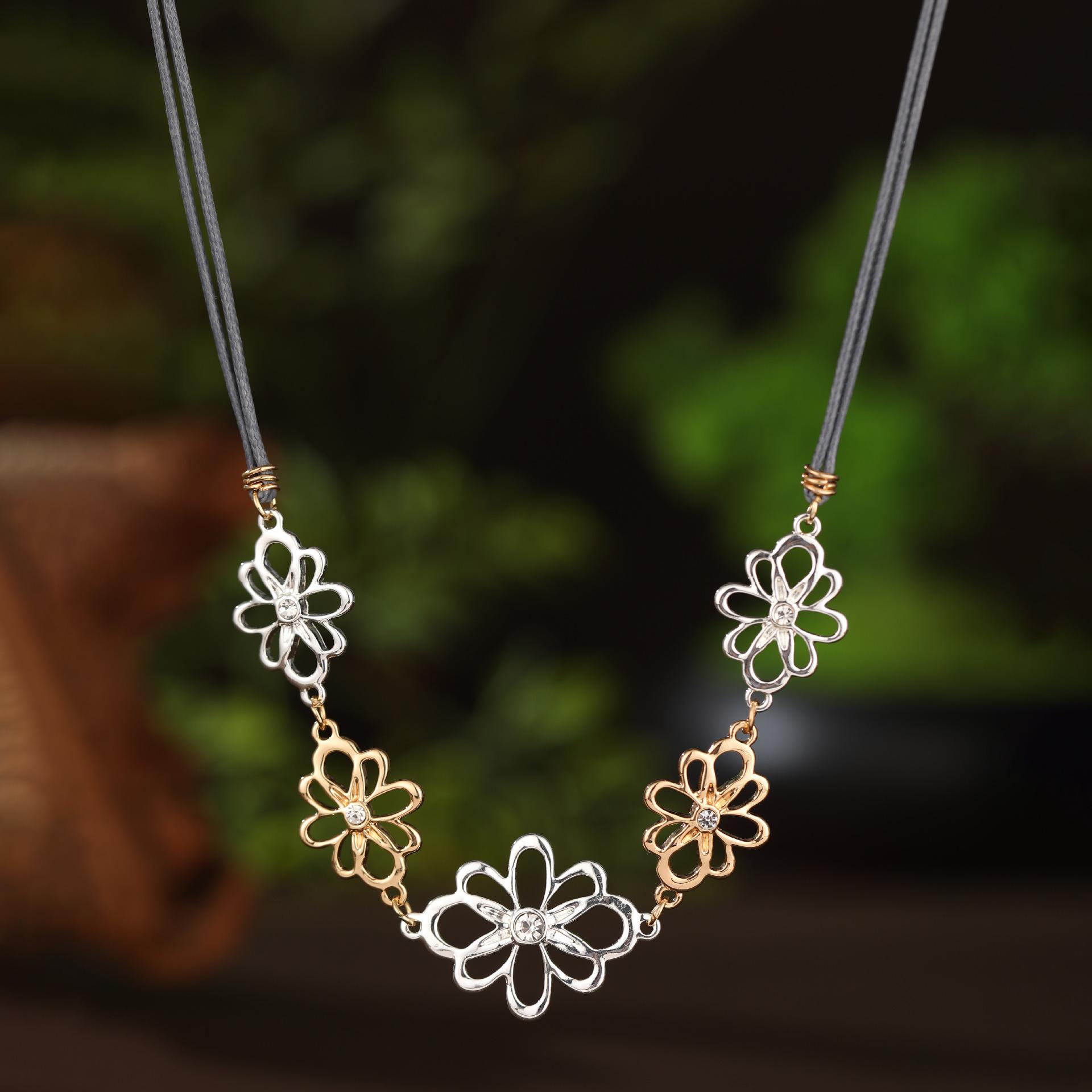 

Новое полое геометрическое ожерелье с цветком, инкрустированным бриллиантами, женское простое и высококлассное двухцветное ожерелье из кожаного шнурка с цветком