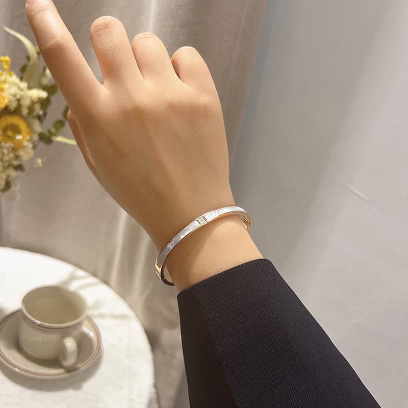 2025 Women's High-End Luxury Bracelet: Titanium Steel, Non-Fading, Mother-of-Pearl, Diamond, Light Niche Design.