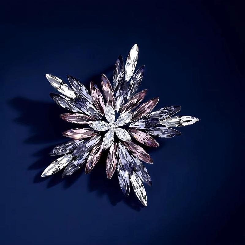 1Pcs Sparkling Crystal Brooch Pin Cute Snowflake Star Flower Pattern Jewelry for Women Christmas Gift Choice
