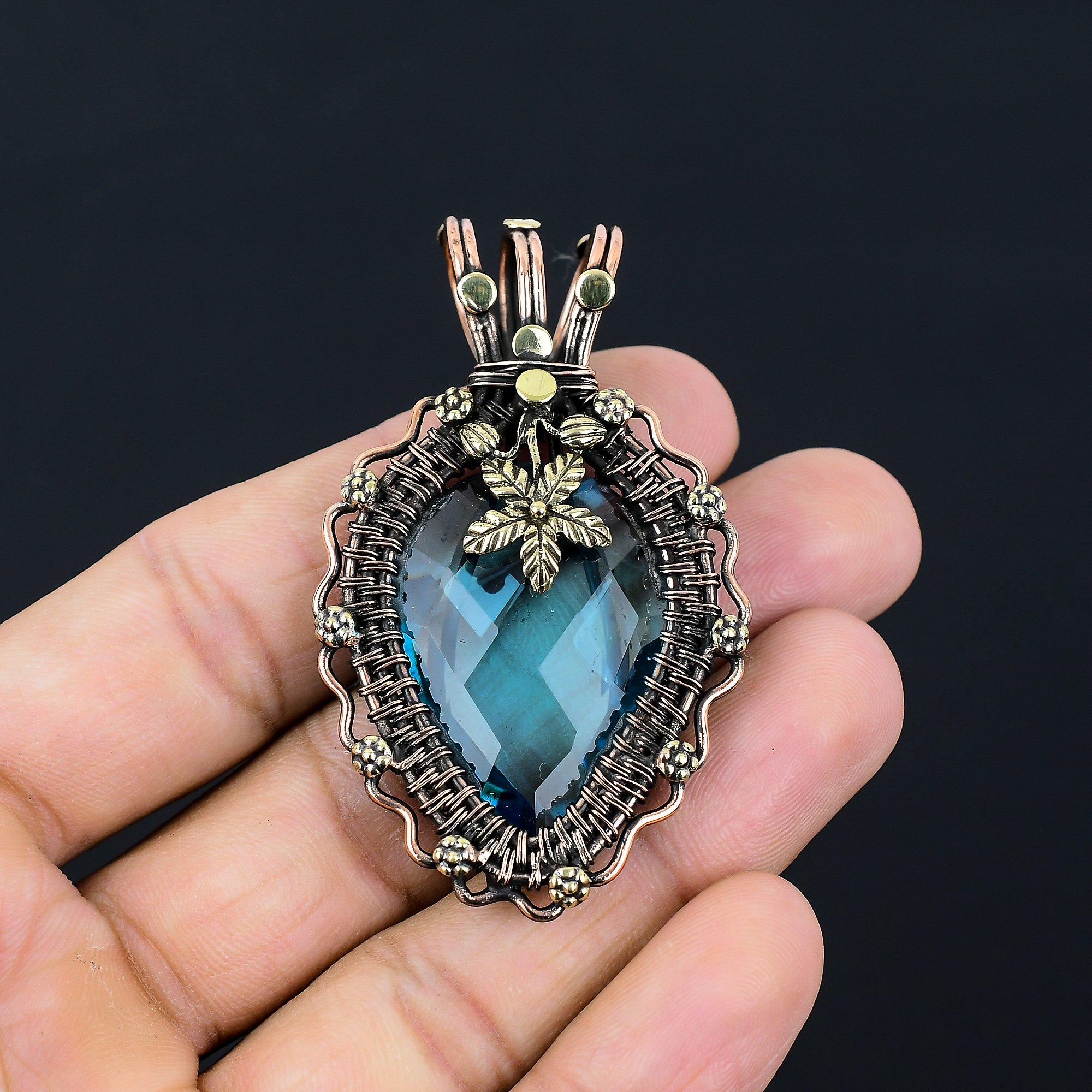 

Роскошный голубой топаз, драгоценный камень, подвеска ручной работы из чистой медной проволоки, обернутая ювелирными изделиями 2.56 Inches синий