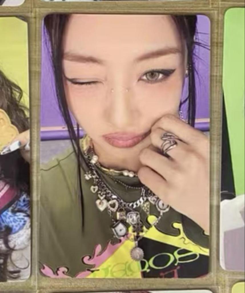 [USED] TWICE Jihyo THISISFOR yizhiyu yzy limited edition trading card