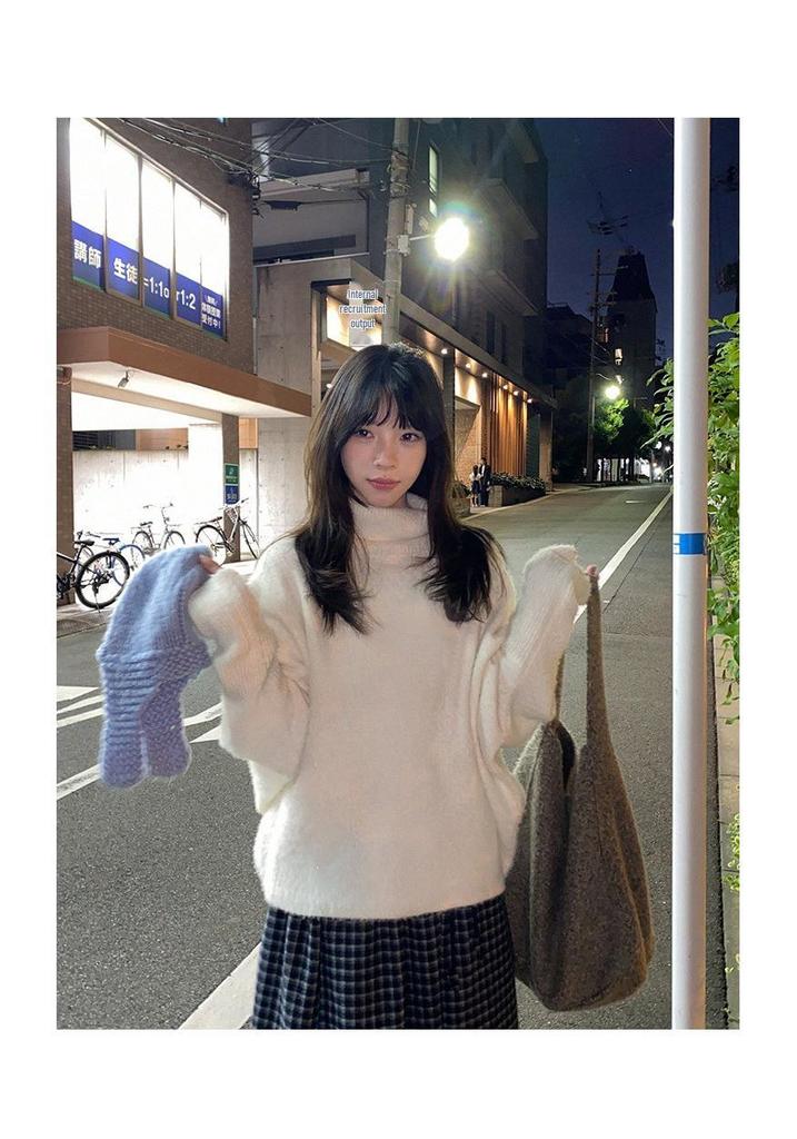 Elegant Women's White Raccoon Fur Pullover - Luxurious, Soft Cream Inner Layer, Winter Knitwear