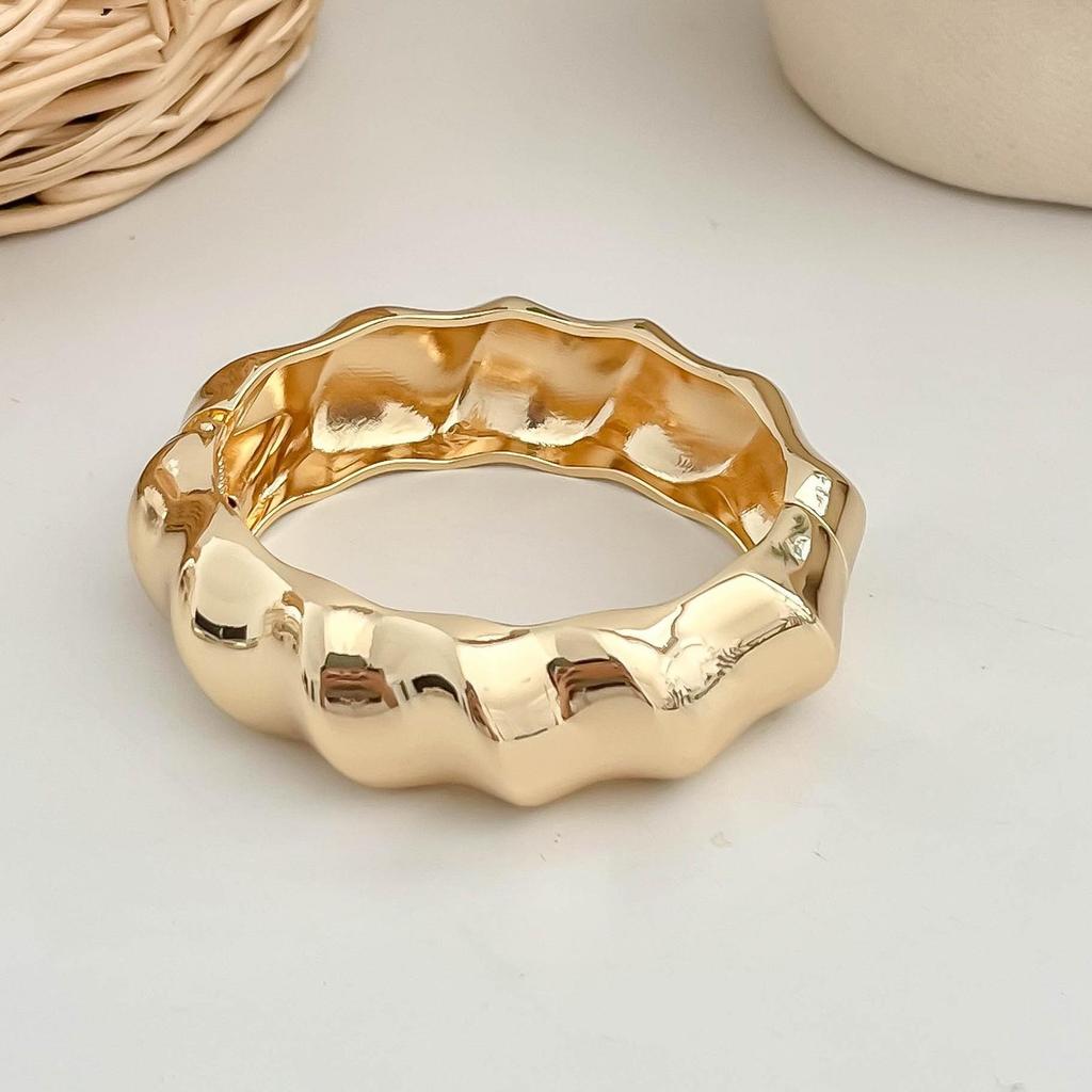 Pulseira Aberta com Anel Entrelaçado - Design Europeu e Americano de Luxo Leve para Mulheres